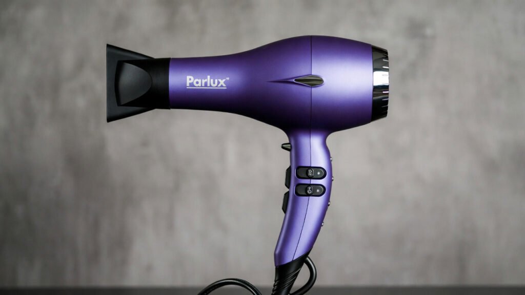 La imagen muestra un secador de pelo Parlux violeta.